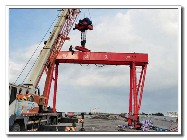 <b>100T路桥龙门吊施工现场</b>