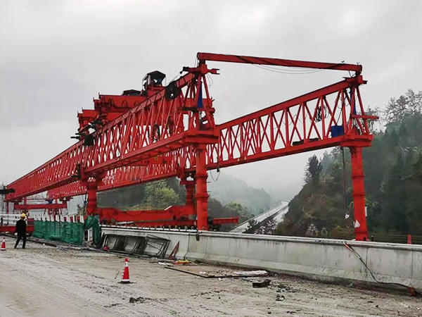 <b>JQJ160-40架桥机架设50度斜角梁</b>