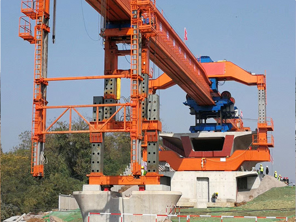 <strong>山东济宁200吨架桥机现货30m/40m/50m都有</strong>